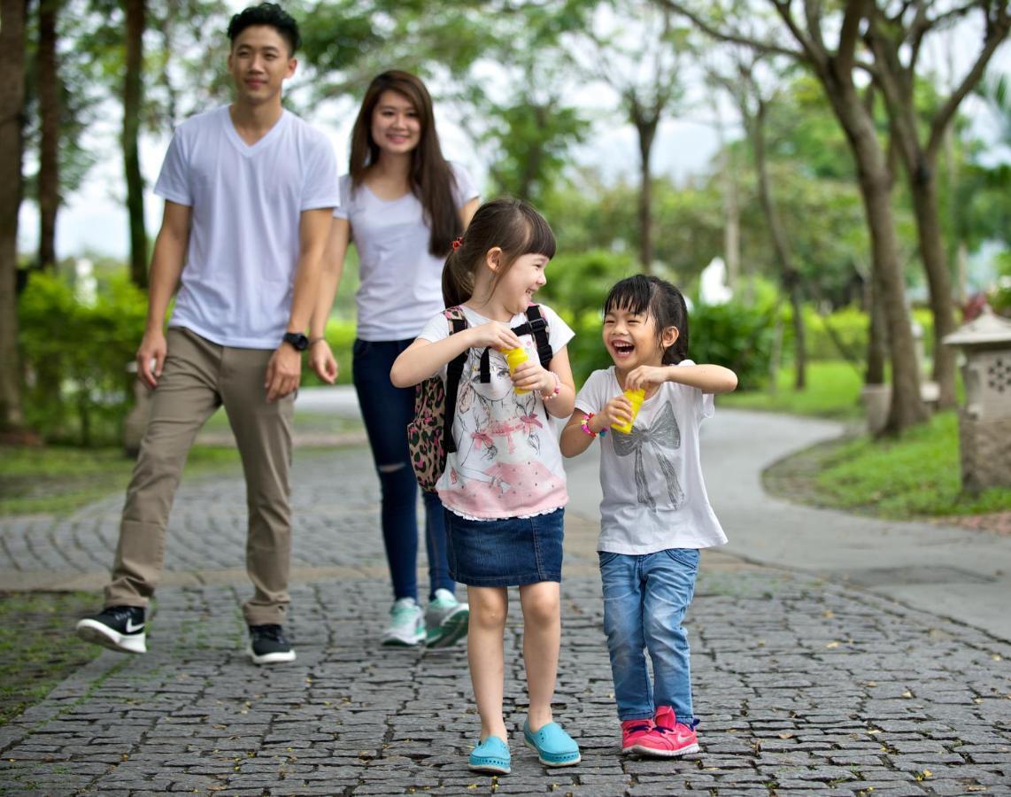 Promisedland Resort & Lagoon Shoufeng Dış mekan fotoğraf Family walking